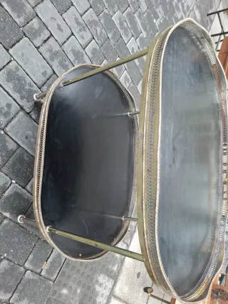 Camarera antigua de metal y madera