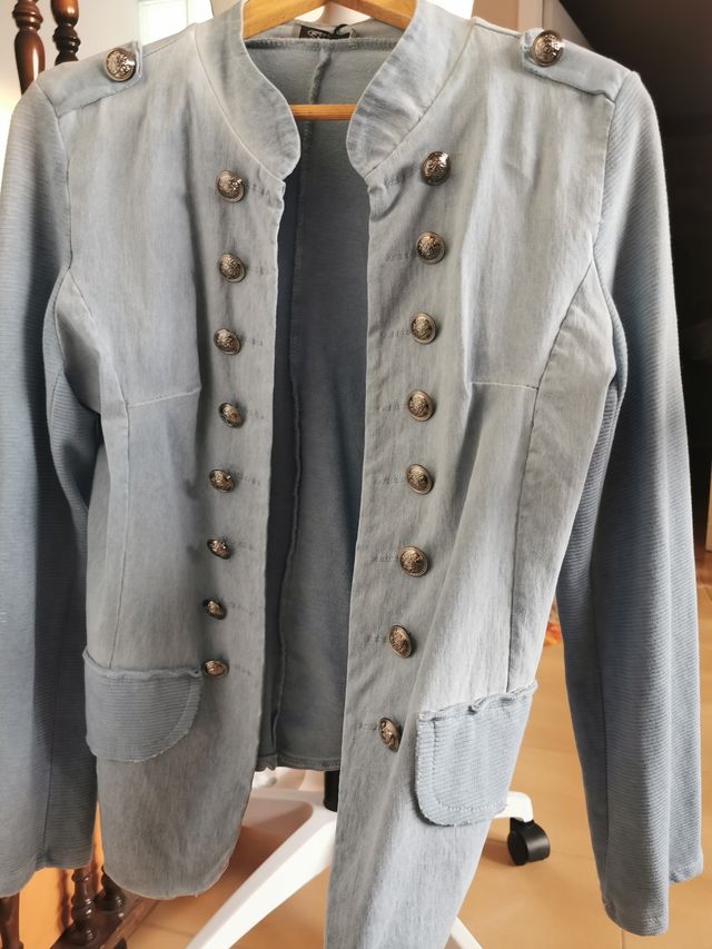 Chaqueta militar Vurgi azul con botones