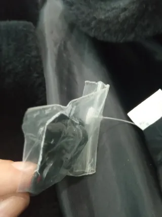 Abrigo negro de piel sintética