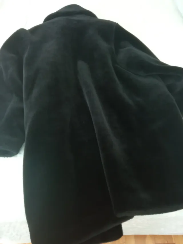 Cappotto nero in pelle sintetica
