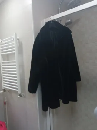 Abrigo negro de piel sintética