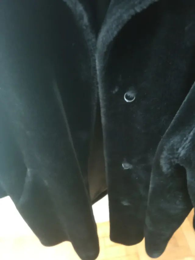 Cappotto nero in pelle sintetica