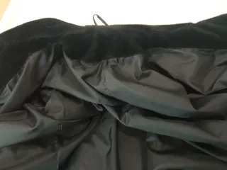 Abrigo negro de piel sintética