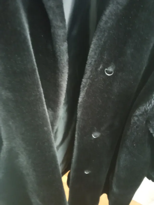 Cappotto nero in pelle sintetica