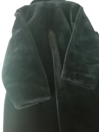 Abrigo negro de piel sintética