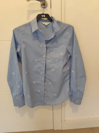 Camisa azul con detalles