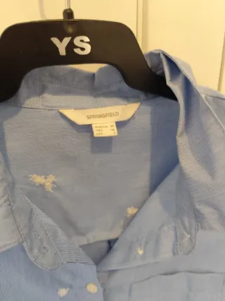 Camisa azul con detalles