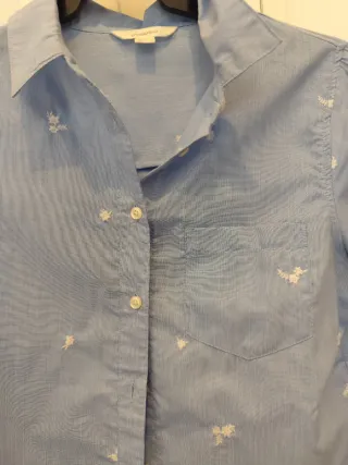 Camisa azul con detalles