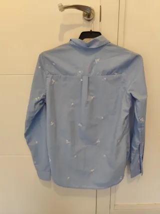 Camisa azul con detalles