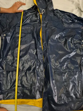 Chubasquero azul y amarillo sin estrenar