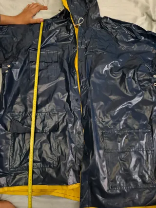 Chubasquero azul y amarillo sin estrenar