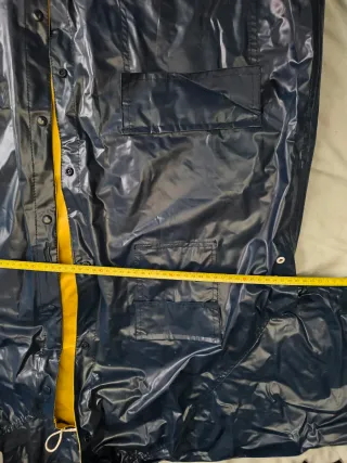 Chubasquero azul y amarillo sin estrenar