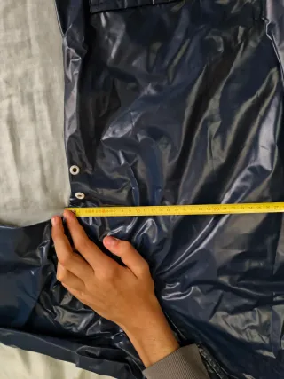 Chubasquero azul y amarillo sin estrenar