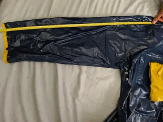 Chubasquero azul y amarillo sin estrenar