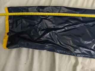 Chubasquero azul y amarillo sin estrenar