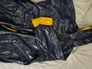 Chubasquero azul y amarillo sin estrenar