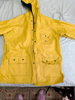 Chubasquero azul y amarillo sin estrenar