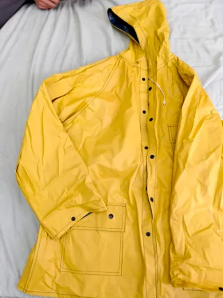Chubasquero azul y amarillo sin estrenar