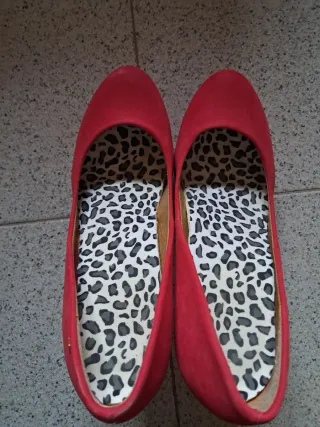 Zapatos planos rojos con estampado animal