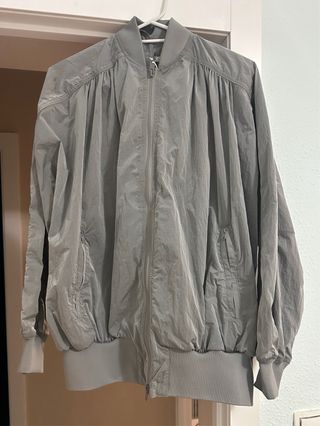 Cazadora bomber gris