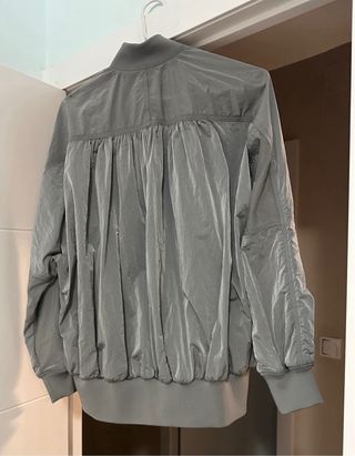 Cazadora bomber gris