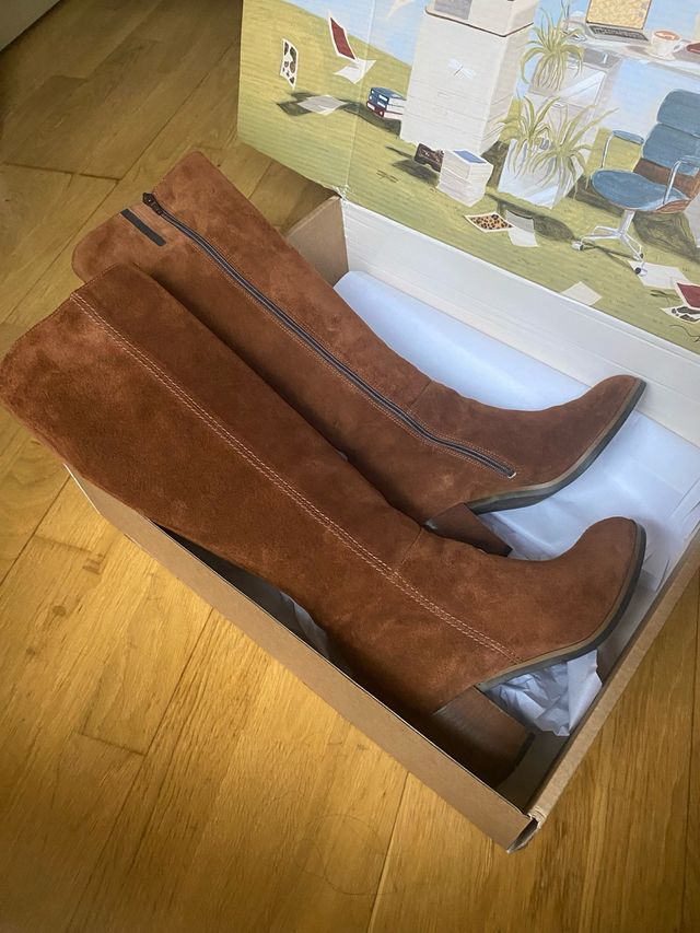 Botas altas ante marrón.