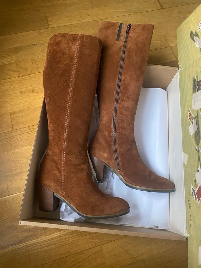 Botas altas ante marrón.