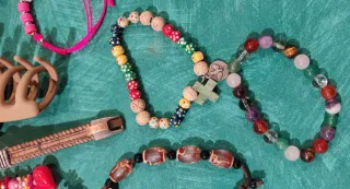 Lote de pulseras y accesorios para el cabello