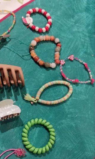 Lote de pulseras y accesorios para el cabello
