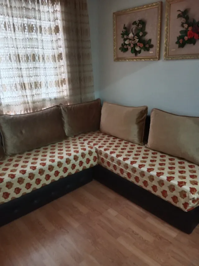 Salón marroquí con 3 juegos de fundas y cuadros ..