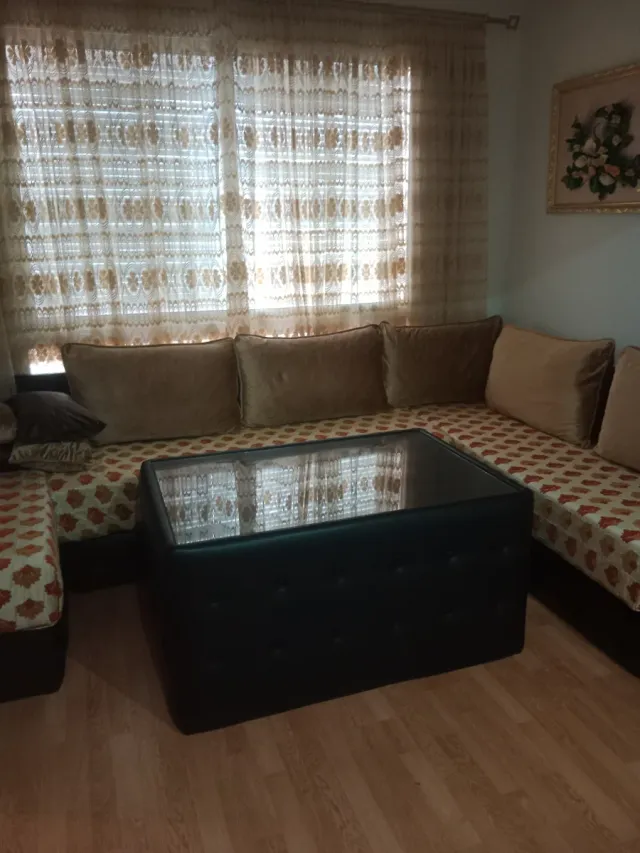 Salón marroquí con 3 juegos de fundas y cuadros ..