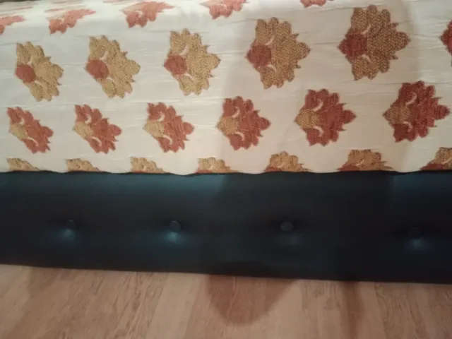 Salón marroquí con 3 juegos de fundas y cuadros ..