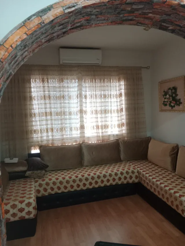 Salón marroquí con 3 juegos de fundas y cuadros ..