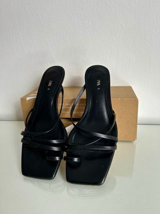 Sandalias Zara tacón bajo tiras negras T.37