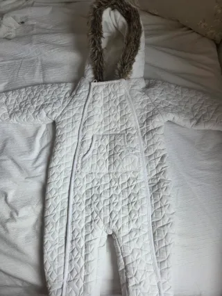 Buzo de bebé 6-12 meses con capucha