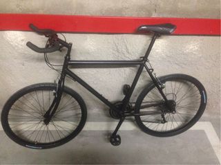 Bicicleta de ciudad negra