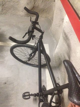 Bicicleta de ciudad negra
