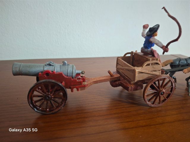 Carreta con cannone di plastica
