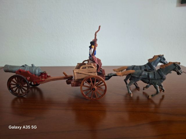 Carreta con cannone di plastica