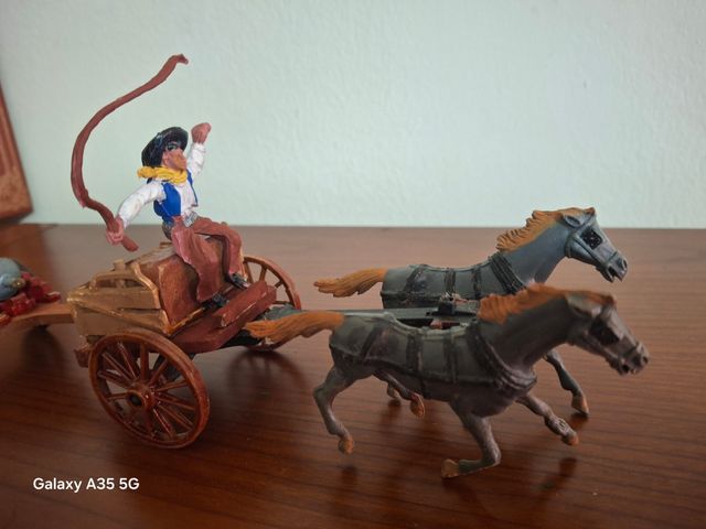 Carreta con cannone di plastica