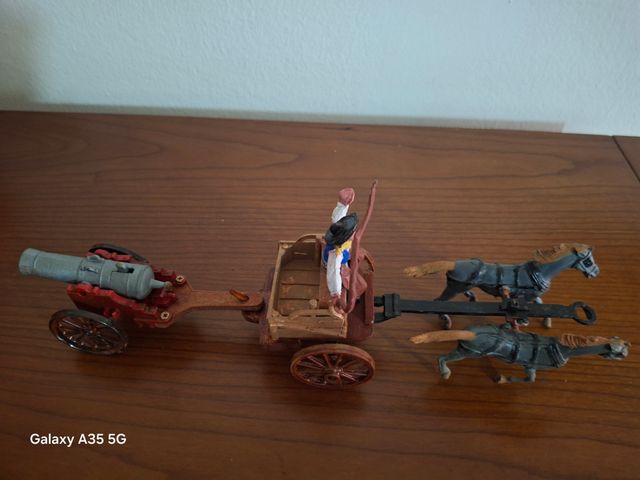 Carreta con cannone di plastica