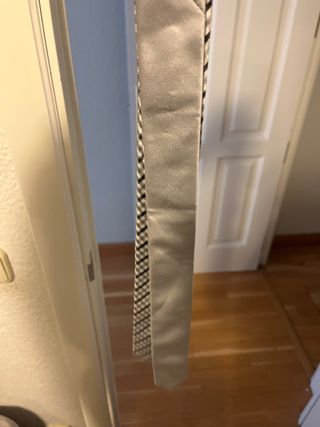 Corbata plateada y negra