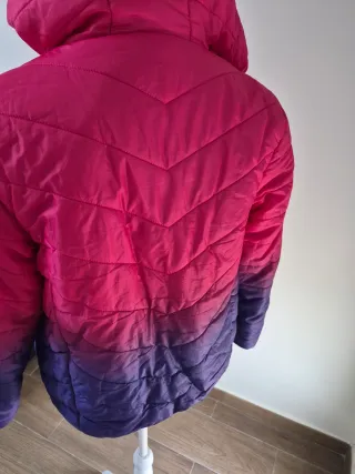 Chaqueta impermeable rosa y morada