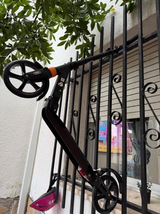 Patinete Plegable Negro con Casco Rosa