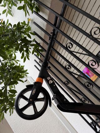 Patinete Plegable Negro con Casco Rosa