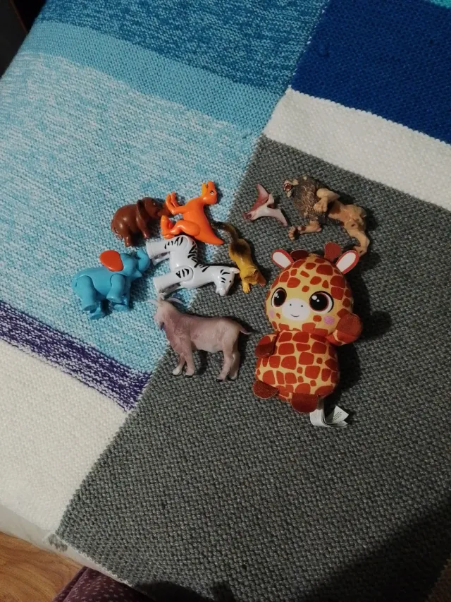 Lote de 7 figuras de animales y un peluche