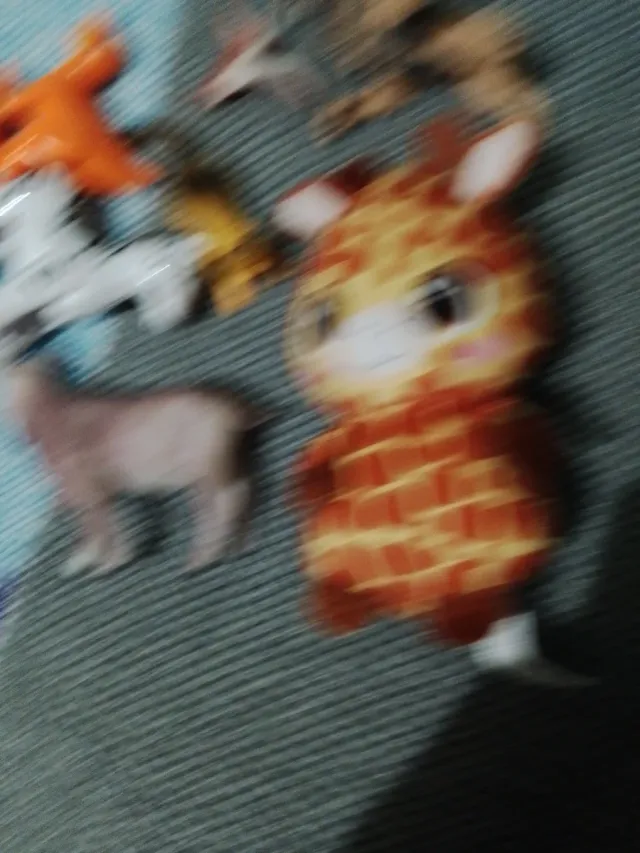 Lote de 7 figuras de animales y un peluche