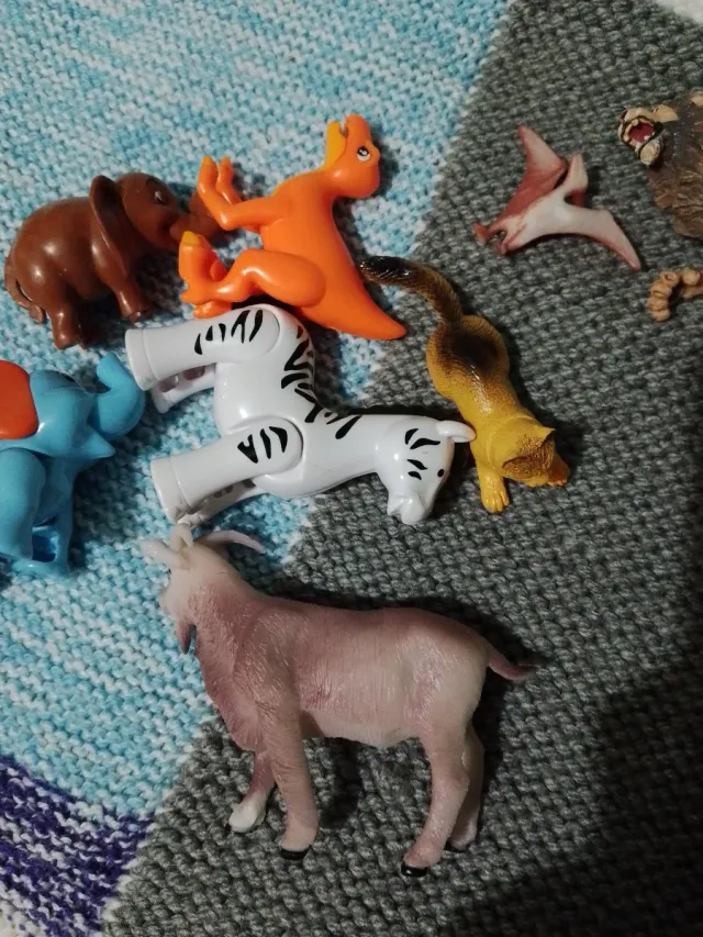 Lote de 7 figuras de animales y un peluche
