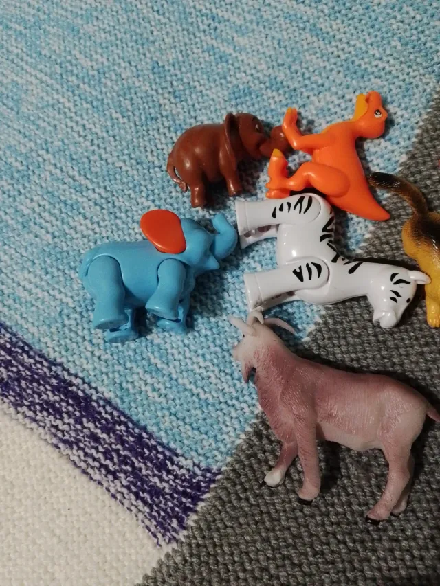Lote de 7 figuras de animales y un peluche