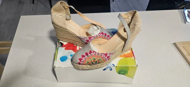 Zuecos Desigual cuña flor gris